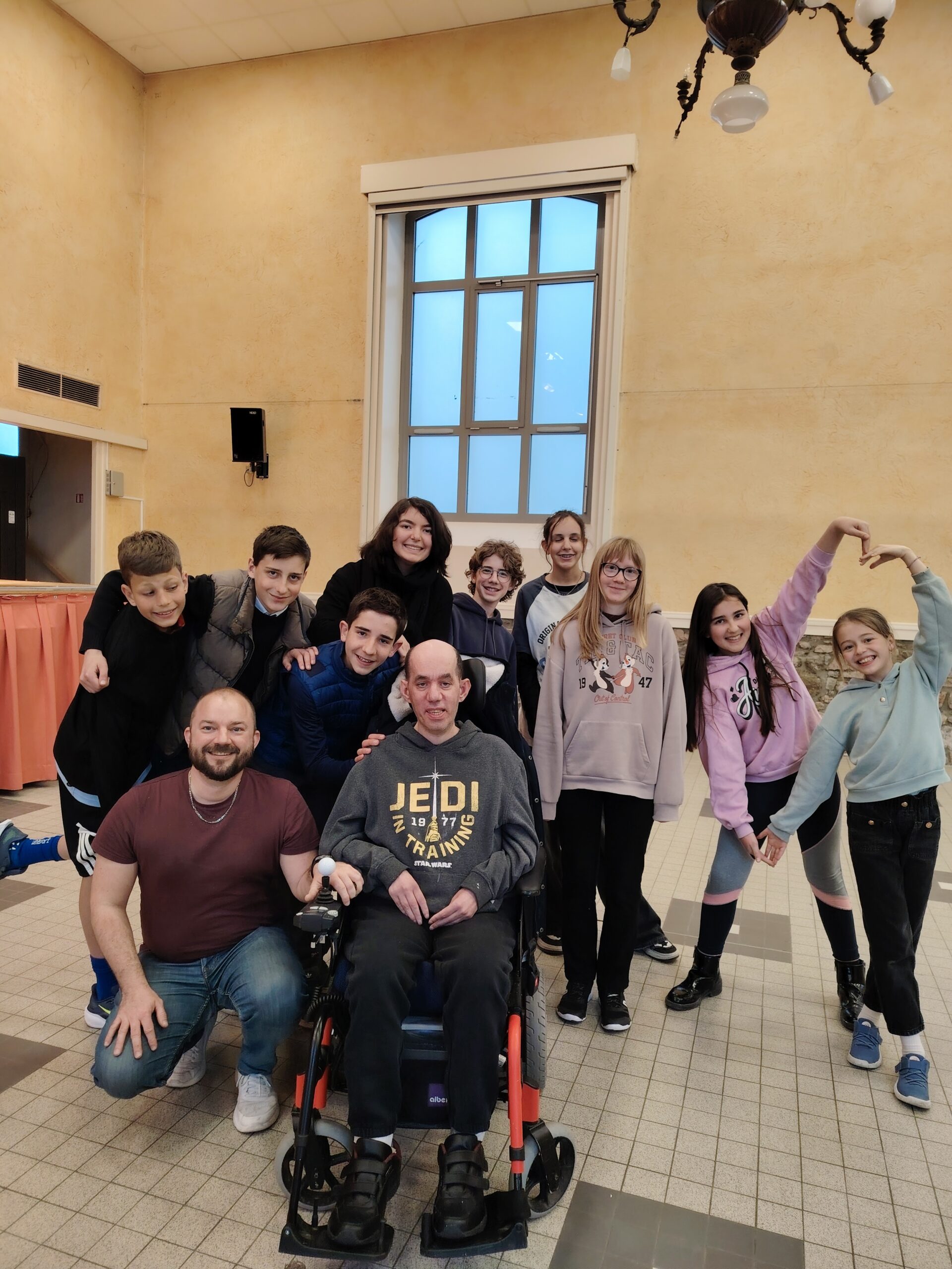 Un moment d’inclusion au cours d’improvisation théâtrale ados